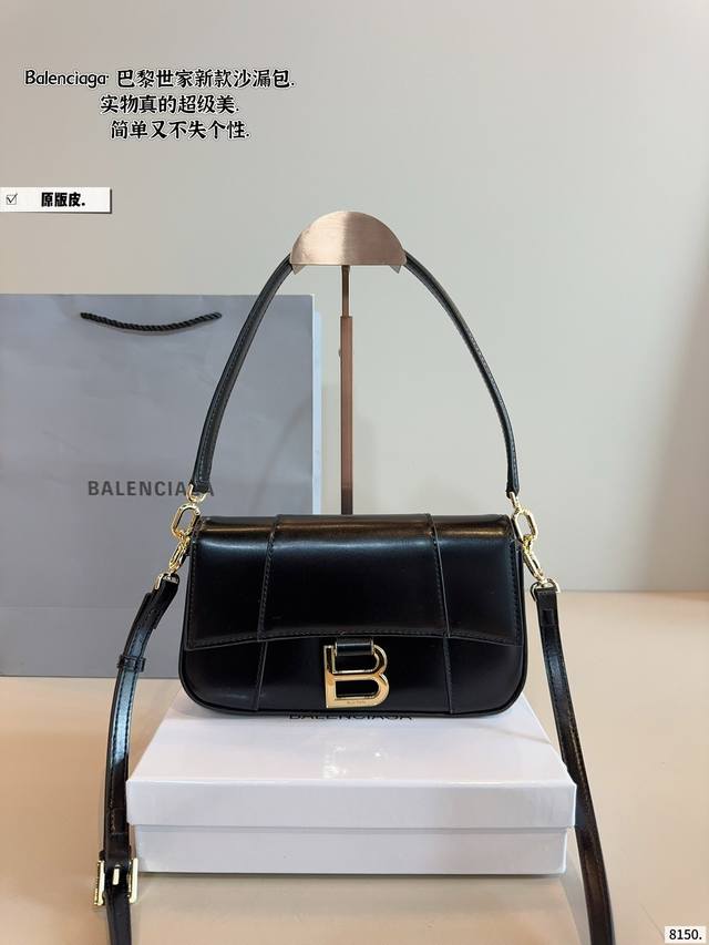 with box Size: 24*17Cm D's new messenger bag is really beautiful! Very light! Su