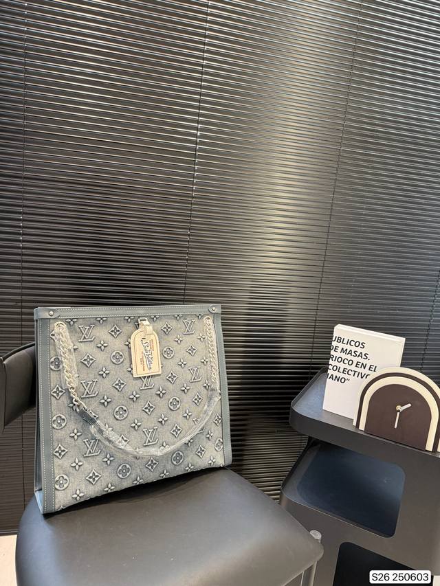 Size 30*19 Prada Retro Canvas Beach Bag This beach bag is really a summer treasu