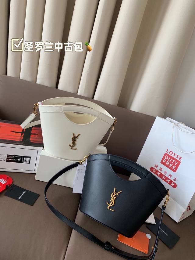 with gift box Hermes wallet It is really delicious and square and super cute Siz