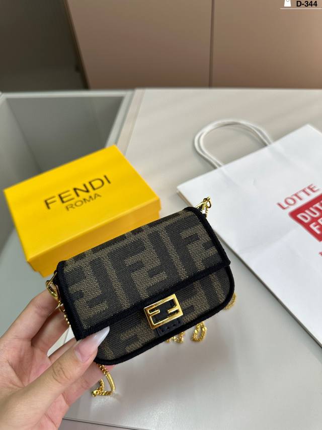 with gift box. [New] Gucci new handbag. Perfect for spring and summer. Shoulder