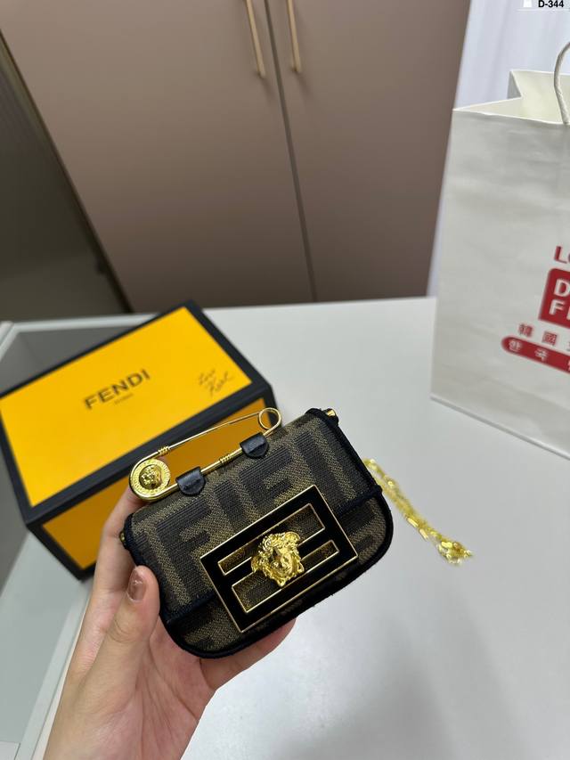 with gift box. Prada Hobo shoulder bag. It can be carried in many ways. Handbag,