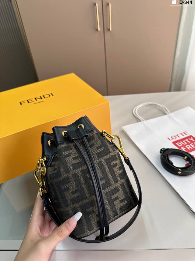 with gift box. Miumiu's long-awaited 2025. Show model second-hand bag. Come and