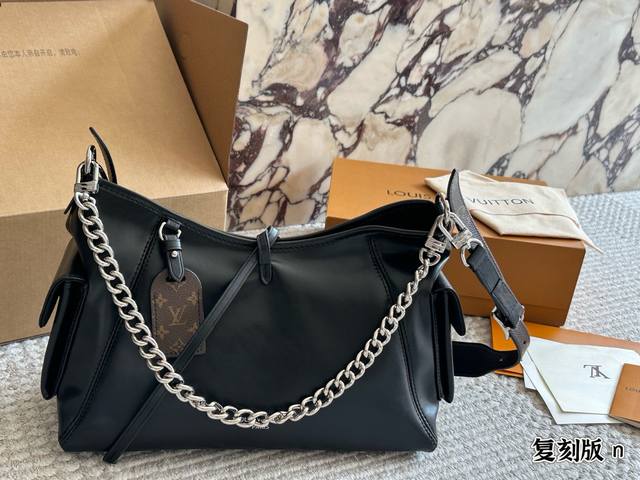 with folding box Balenciaga Chips bag subverts the traditional cowhide material
