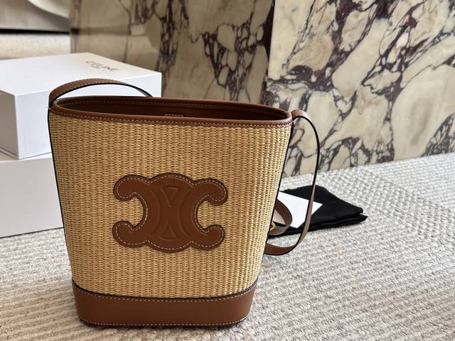 Fendi Febdi travel bag is an ideal choice for daily casual wear~ is practical an
