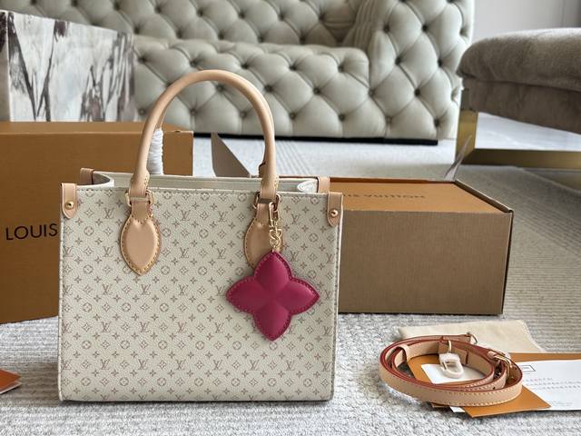 Gift box packaging Lv's new Nano bucket is so cute. The bag shape is so classic.