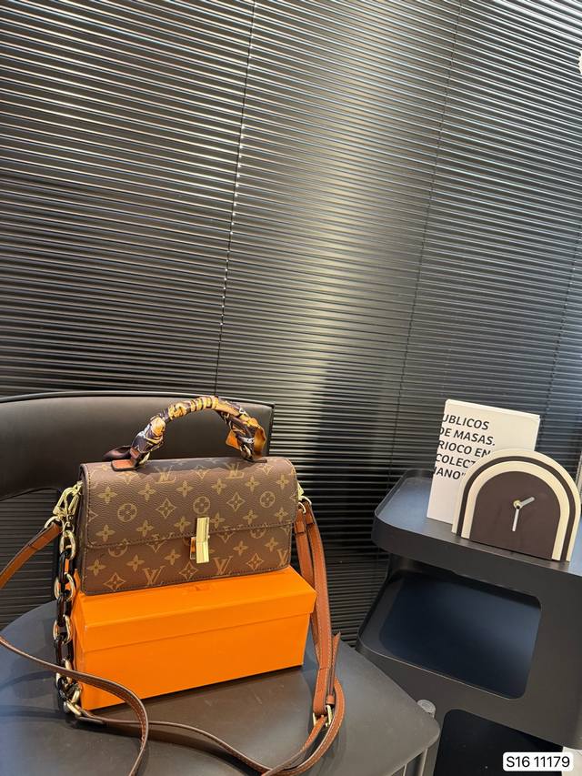 Coach Bucket Bag Comfortable and classic Showing fashion and more charm Timeless