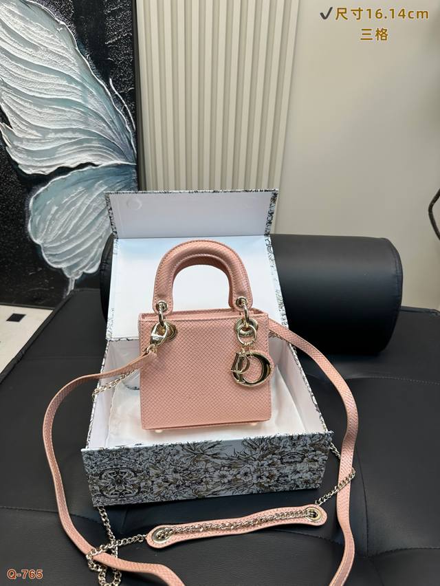 Jackie1961 Jackie Notte series mini handbags are the origin of underarm bags. Th