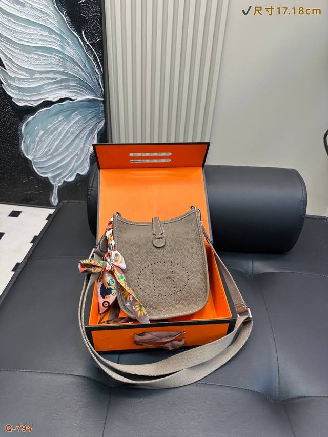 This is a very hard to buy and beautiful Gucci horseshoe bag. It really makes pe