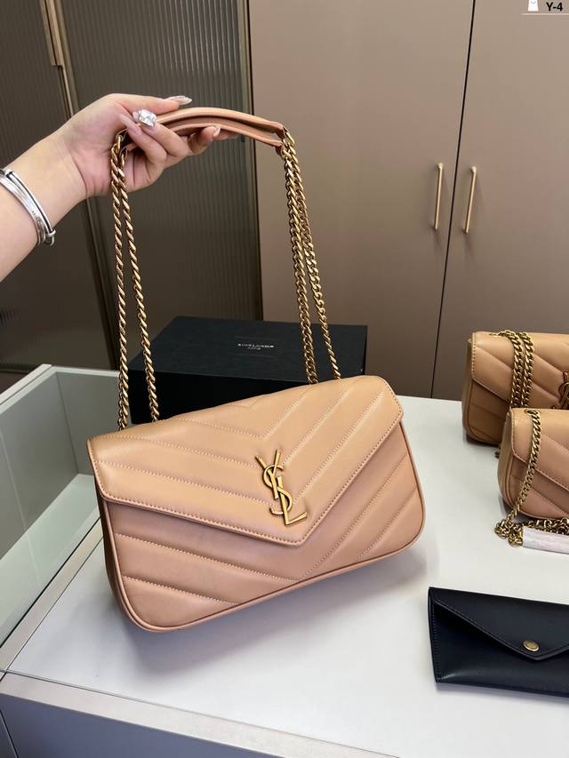 with sunglasses 50 folding gift box Size: 17*11Cm This Chanel Golden Ball cosmet