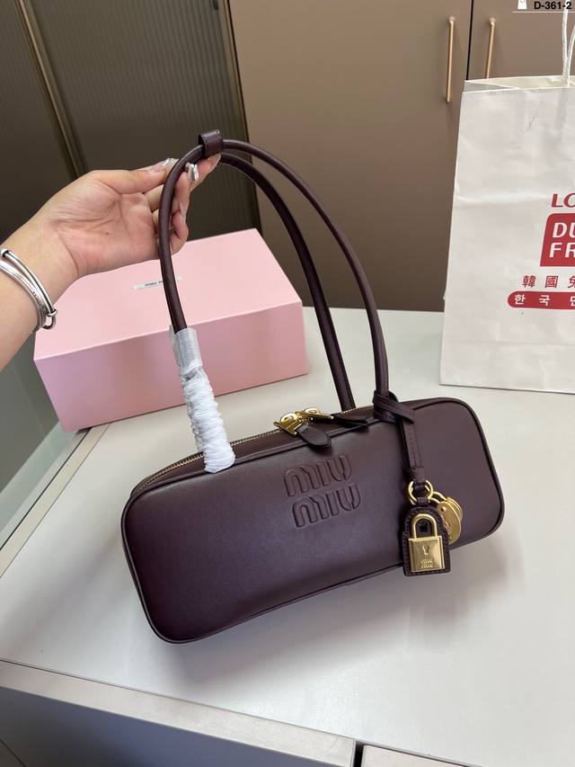 with sunglasses 50 folding gift box Size: 17*11Cm This Chanel Golden Ball cosmet