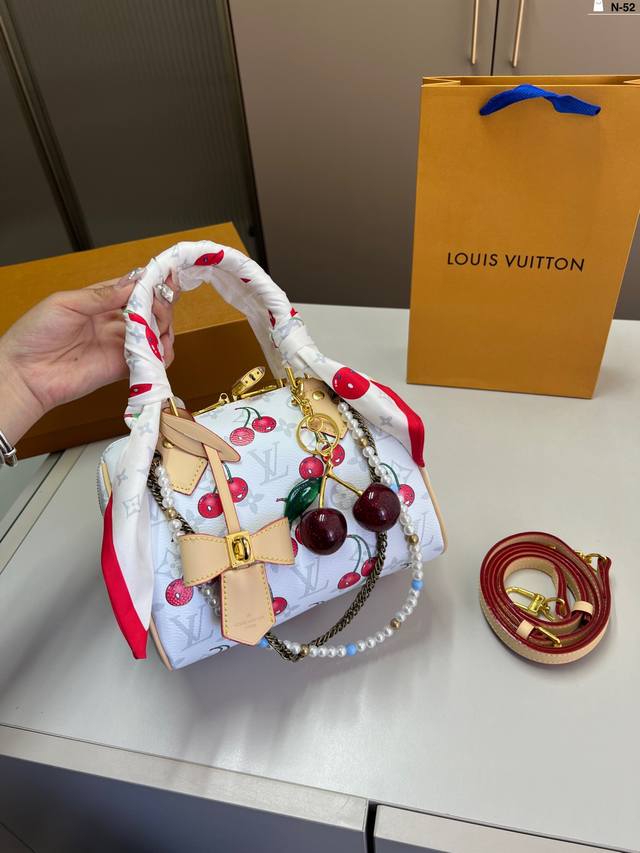 with sunglasses 50 folding gift box Size: 17*11Cm This Chanel Golden Ball cosmet
