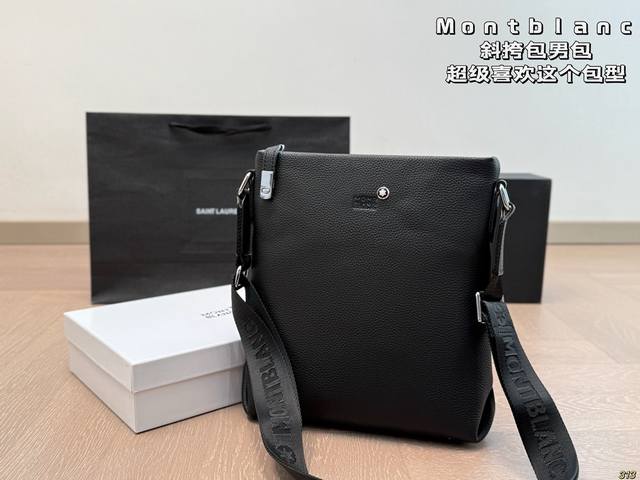 Prada canvas basket The texture is so beautiful The upper body is really so text