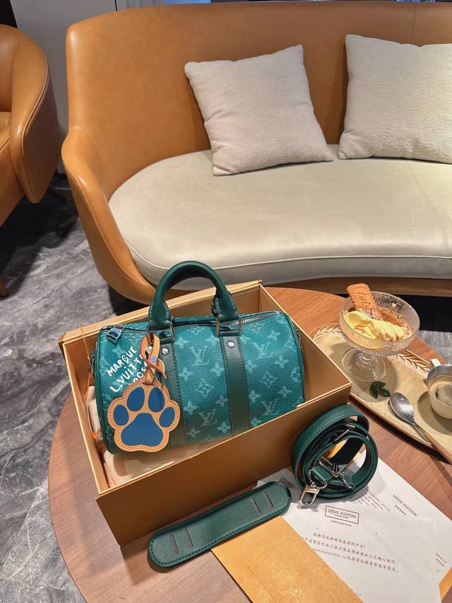 Large and small Prada tote It's another day of being attracted by Prada tote. I