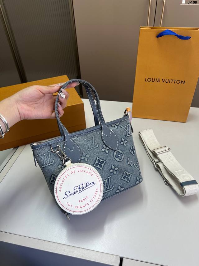 Size 29*30 With folding box Chanel garbage bag The star's favorite Chanel 22Bag
