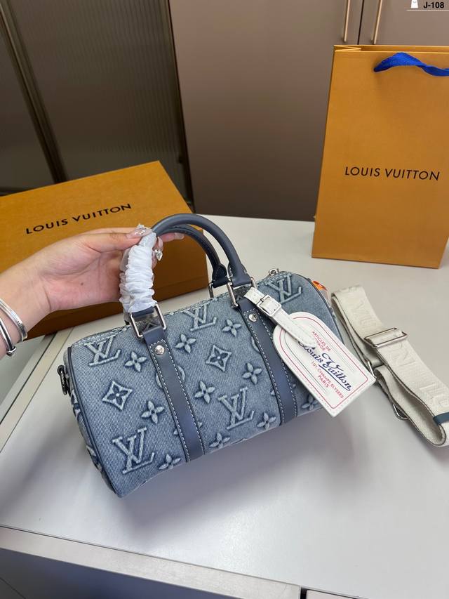 Chip version Lv old flower messenger bag look carefully Practical compartments w