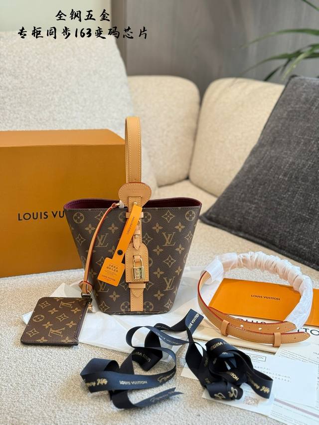 Gucci Cool Rivet Crossbody Bag Practical and versatile with personality! Highly