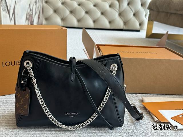 Gucci Cool Pillow Bag Large capacity, can be carried by hand or crossbody A must