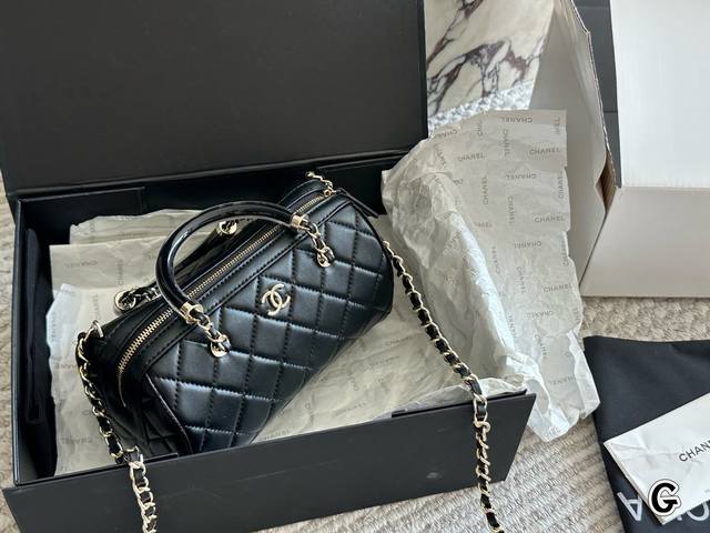 Gucci Cool Pillow Bag Large capacity, can be carried by hand or crossbody A must