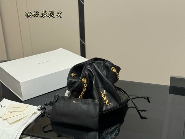 Lv Louis Vuitton camera bag shoulder messenger bag easily fits daily belongings.