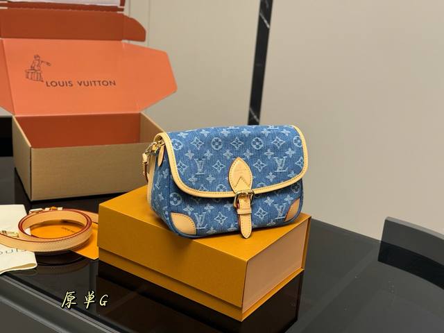 Lv Bosphore Mini Handbag Retro Bosphore series, with simple lines and compact co