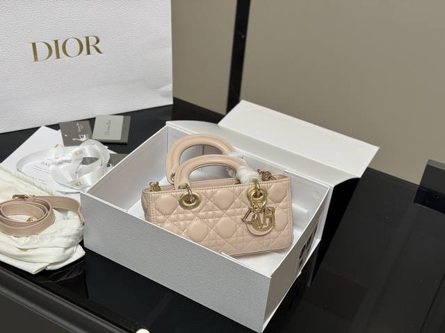 Lv Bosphore Mini Handbag Retro Bosphore series, with simple lines and compact co