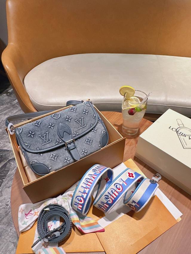 Cowhide version with pendant Lv Louis Vuitton | Diane baguette bag Lv baguette D