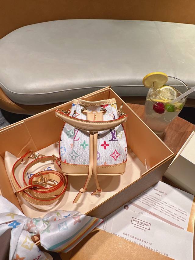 Gift box packaging Lv shoulder bag. Japanese medieval dumplings Vintage bag V ol
