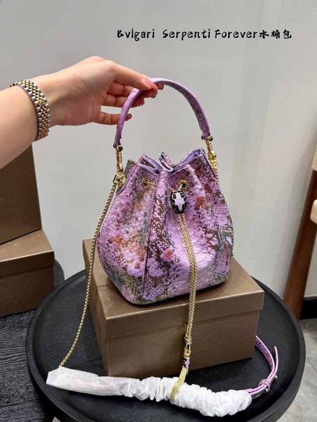 with box Size: 28 16Cm Chanel vintage bowling bag This bowling bag is really nic