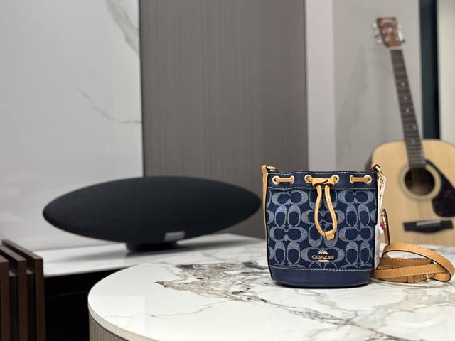 Cool Gucci shell bag. Unisex style Classic series unique artistic atmosphere D-3