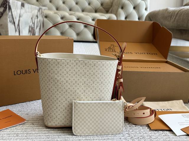 Full gift box packaging With scarf + pendant Size: 20cm Hermes Kellymini second