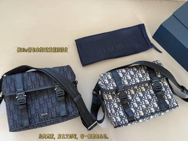Chanel 24S Hula Hoop Bag A niche but high-end Chanel moon clutch bag, with a nic