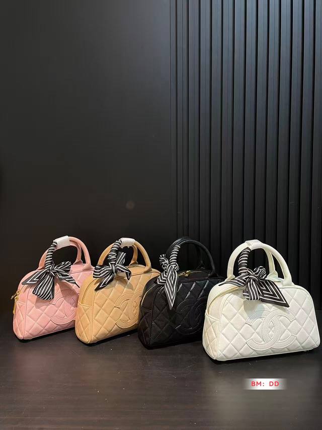 with gift box Size: 15.13 Fendi denim lunch box bag The bag is full and simple i
