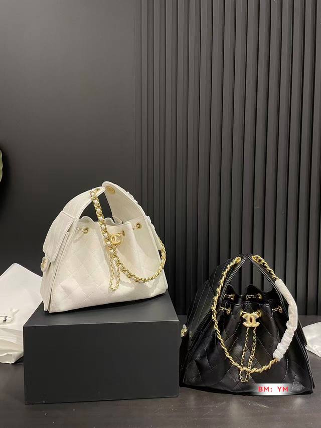 Fendi baguette bag! Spring and summer colors! The vintage bag style is never bor