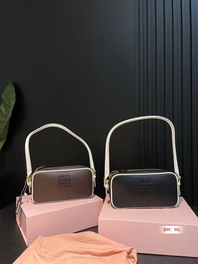 Fendi Fendi baguette bag! Spring and summer colors! The vintage bag style is nev