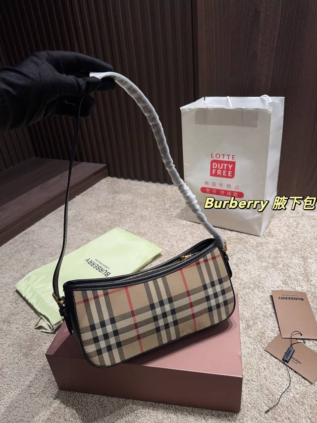 Gift Box The Fendi Hobo Bag Medium hits me at first sight. Plus the medium has a