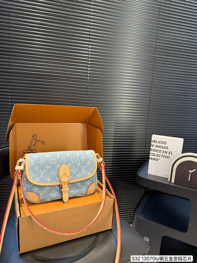 Folding gift box packaging Louis Vuitton Lv Carryall denim new commuter bag, goo