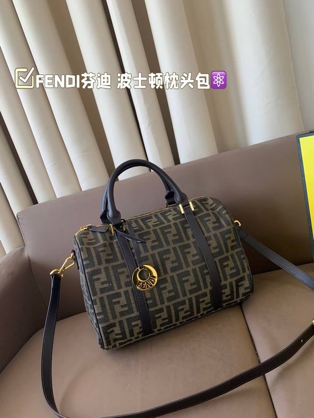 You will know how useful the Japanese Chanel beach bag is after using it. Chanel