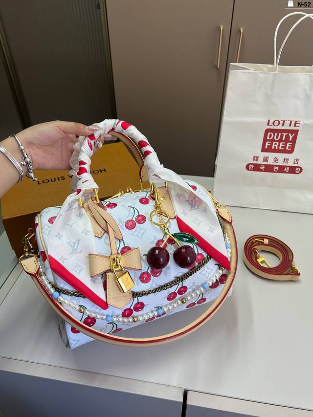Coach I didn't expect the mini hobo bag to be so cute. The mini hobo bag is so c