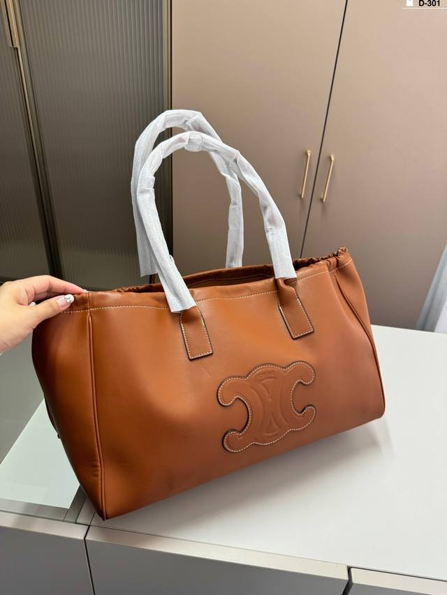 Coach I didn't expect the mini hobo bag to be so cute. The mini hobo bag is so c