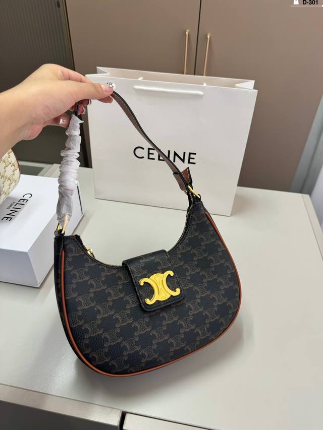 The newest Chanel 25S on the Internet. This Chanel is perfect. It can be carried