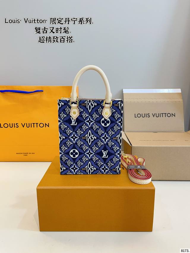 Dual Pouch Sling A super cute small shoulder bag It consists of a larger single-
