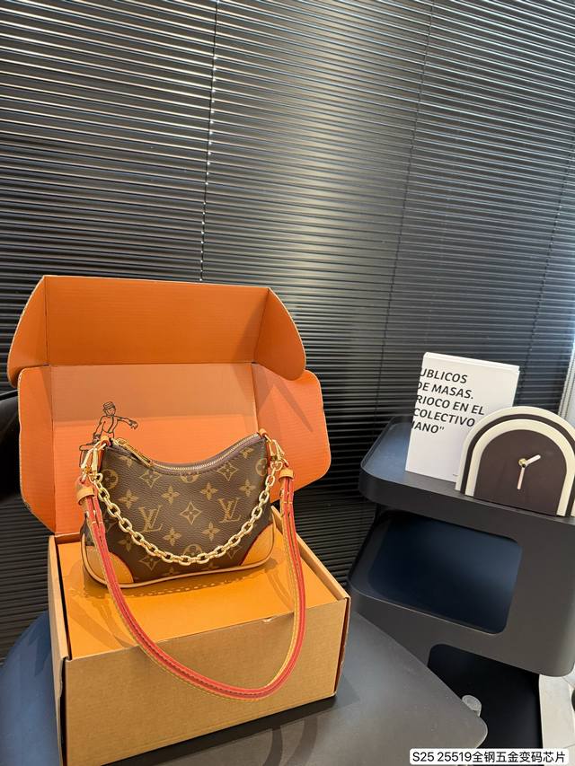 A Chanel 25C case Chanel 25Clp bag type black and silver chain bag is coming Cla
