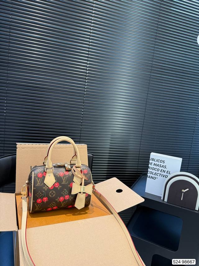 Such a beautiful commuter bag, who would be envious? Goyard 24 limited edition m