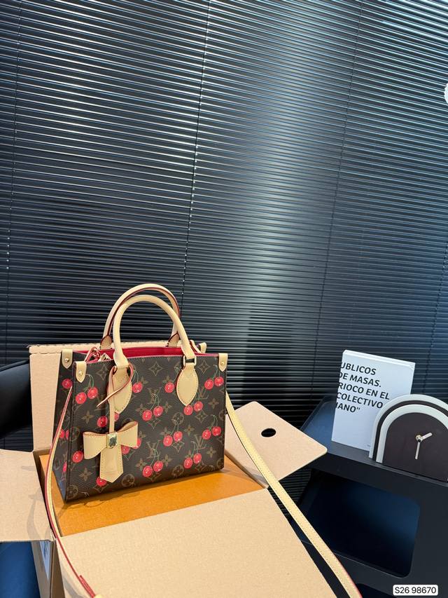 Miumiu The bag that dopamine girls must have this summer. It hides the romantic