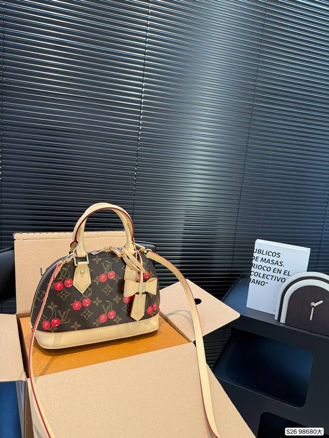 Dior. New Light blue monogram armpit bag This series is very cool, the blue and