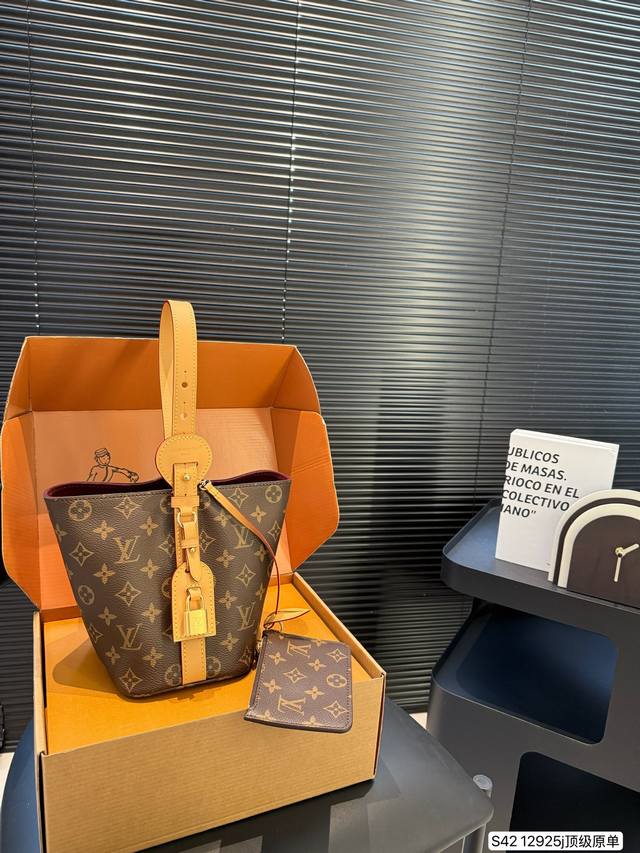 Lv denim Nanospeedy The pink color is finally here One side is dark and the othe