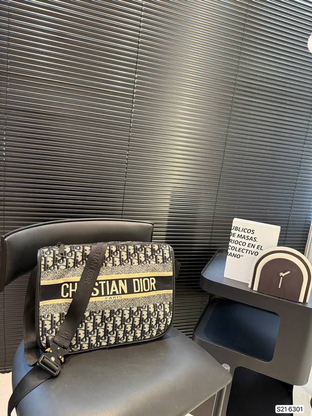 with box upgrade version Size: 23*16Cm D's Camp small messenger bag Really beaut