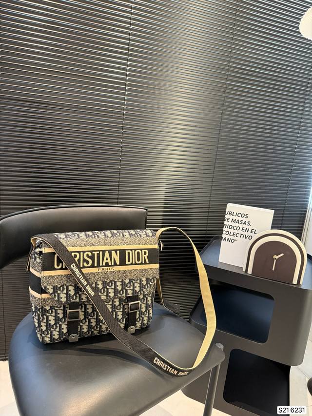 with box upgrade version Size: 29*27cm D's Camp large messenger bag Really beaut