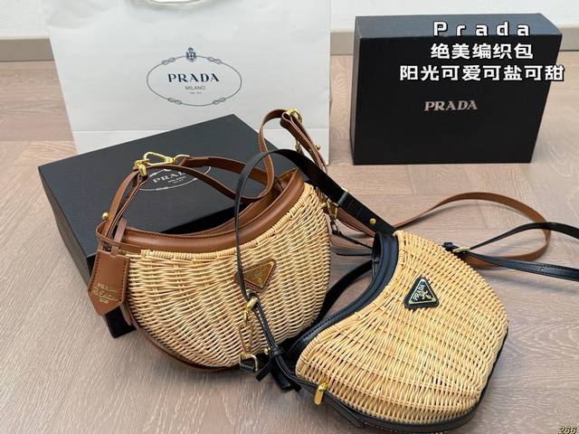 Coach's latest Kl Are accordion bag May color, white background with floral prin