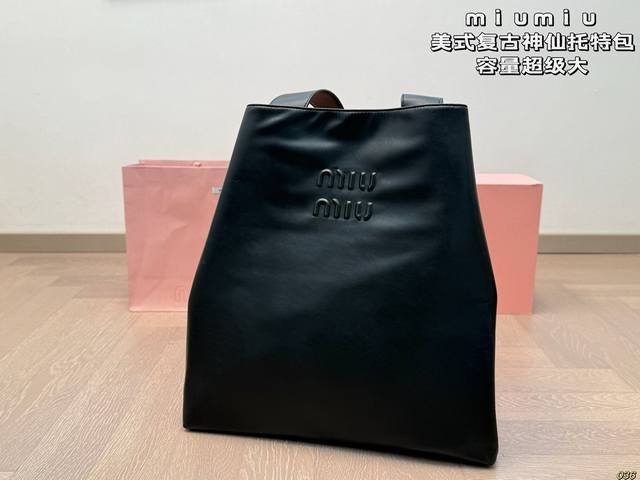 Coach's latest Laurel underarm bag The scent of blooming flowers is everywhere i